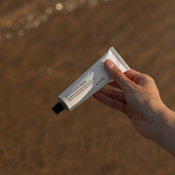 Valomoji veido kaukė su baltuoju moliu